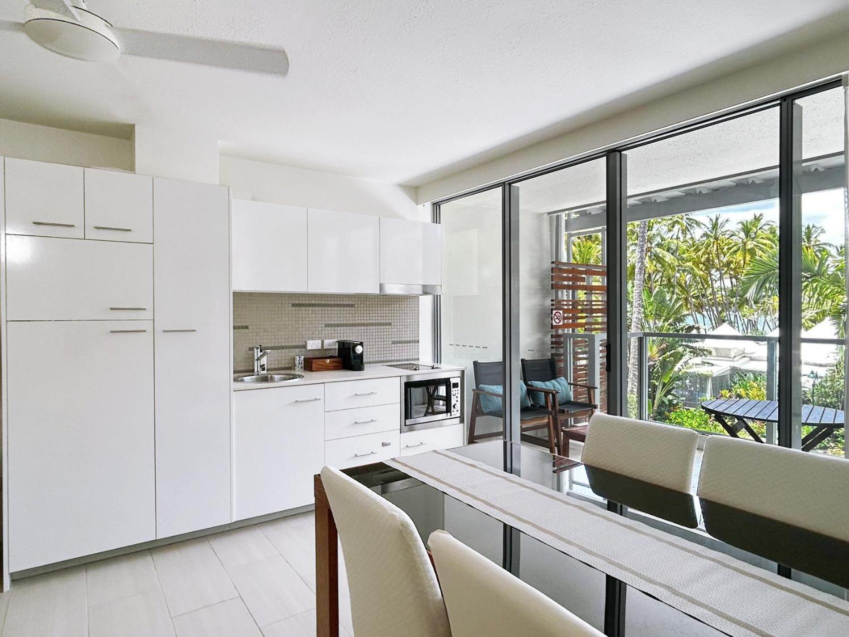 Palm Cove Beachside Apartments - Pool And Garden Views Exterior photo